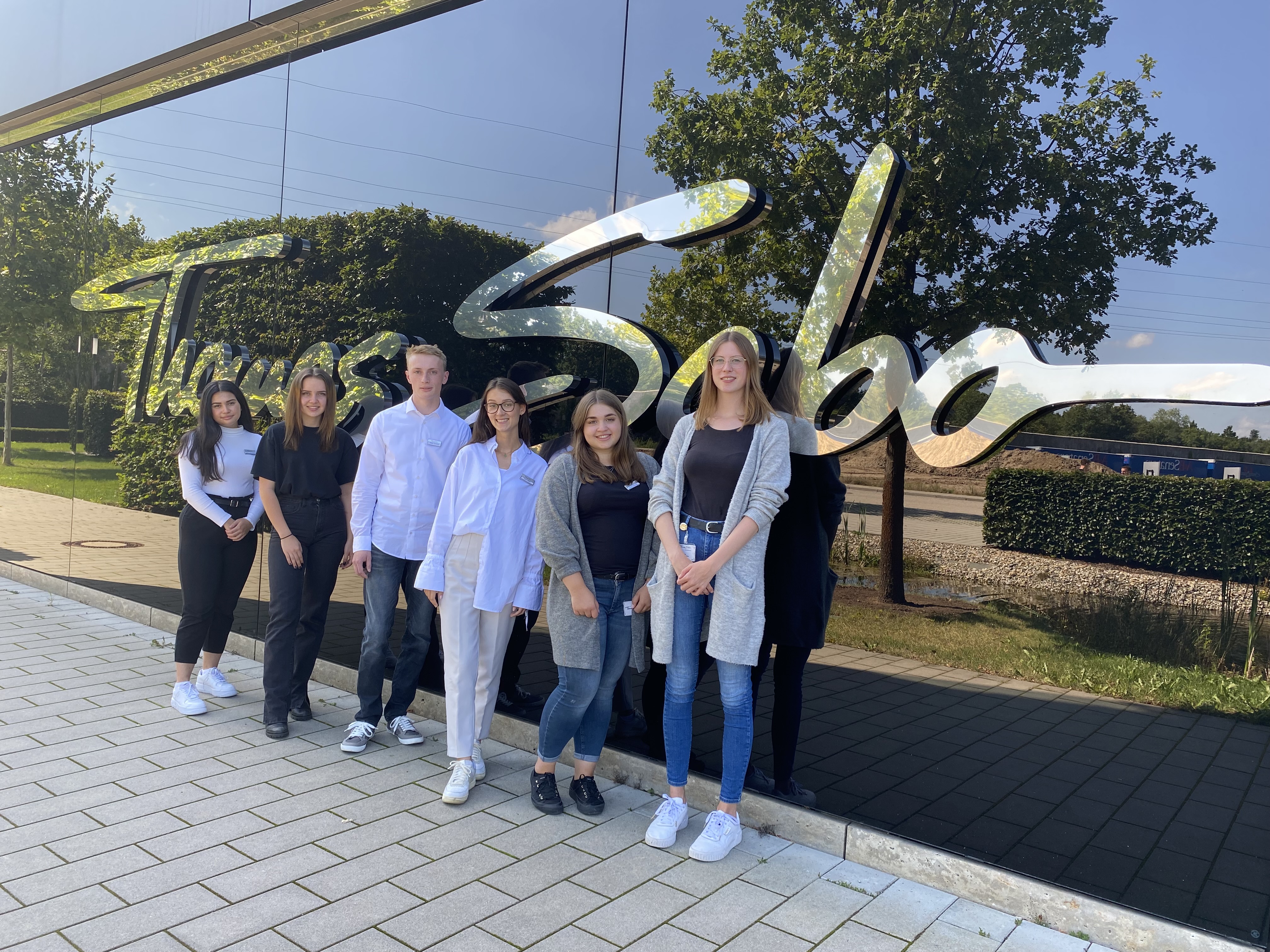 Gruppenbild der AzubInnen vor dem THOMAS SABO Headquarter